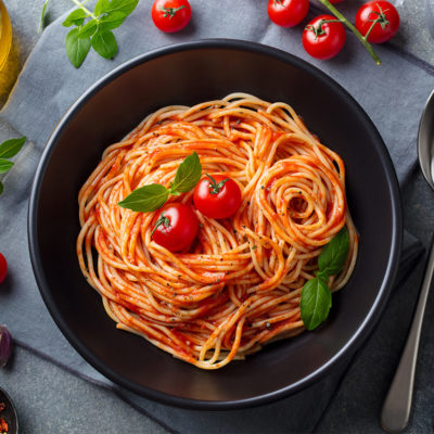 Spaghetti Napoli mit Tomaten und Basilikum